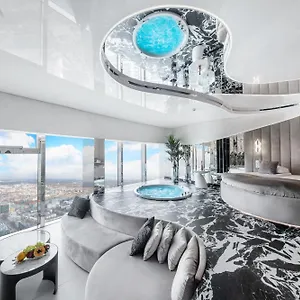 Sky Tower Z Jakuzzi Przy Oknie Apartmán